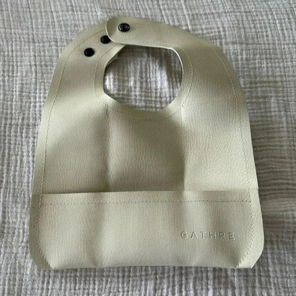 GATHRE VEGAN WIPEABLE BIB - Picture 1 of 3